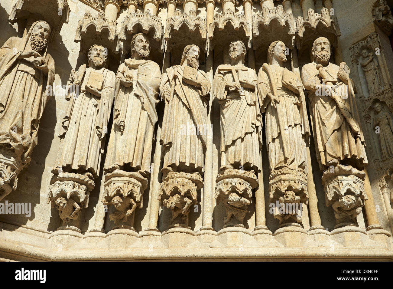Statues gothiques d'un tableau des saints. Cathédrale gothique Notre-Dame, Amiens, France Banque D'Images