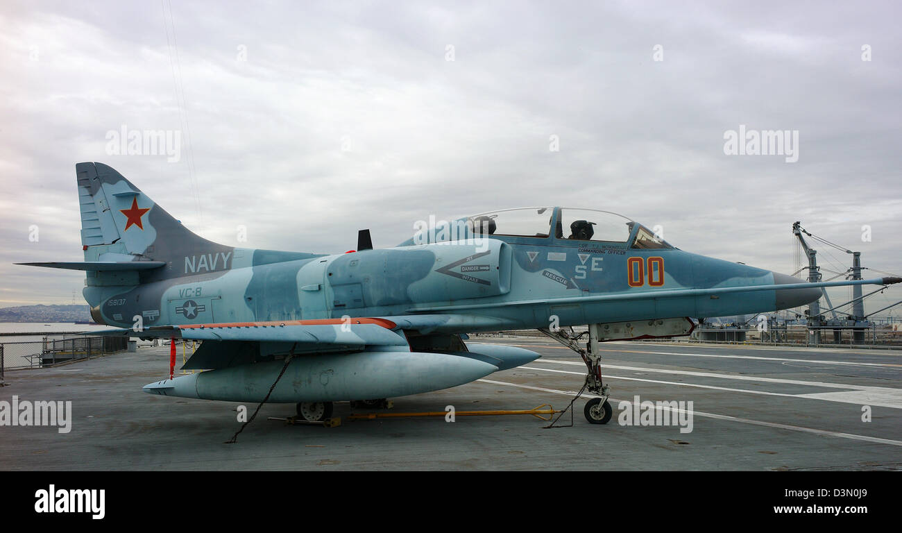 A-4 Skyhawk Top Gun Aggressor Squadron USS Hornet d'envol du porte-avions de l'aéronavale, jet avion camouflage du réservoir de carburant Banque D'Images