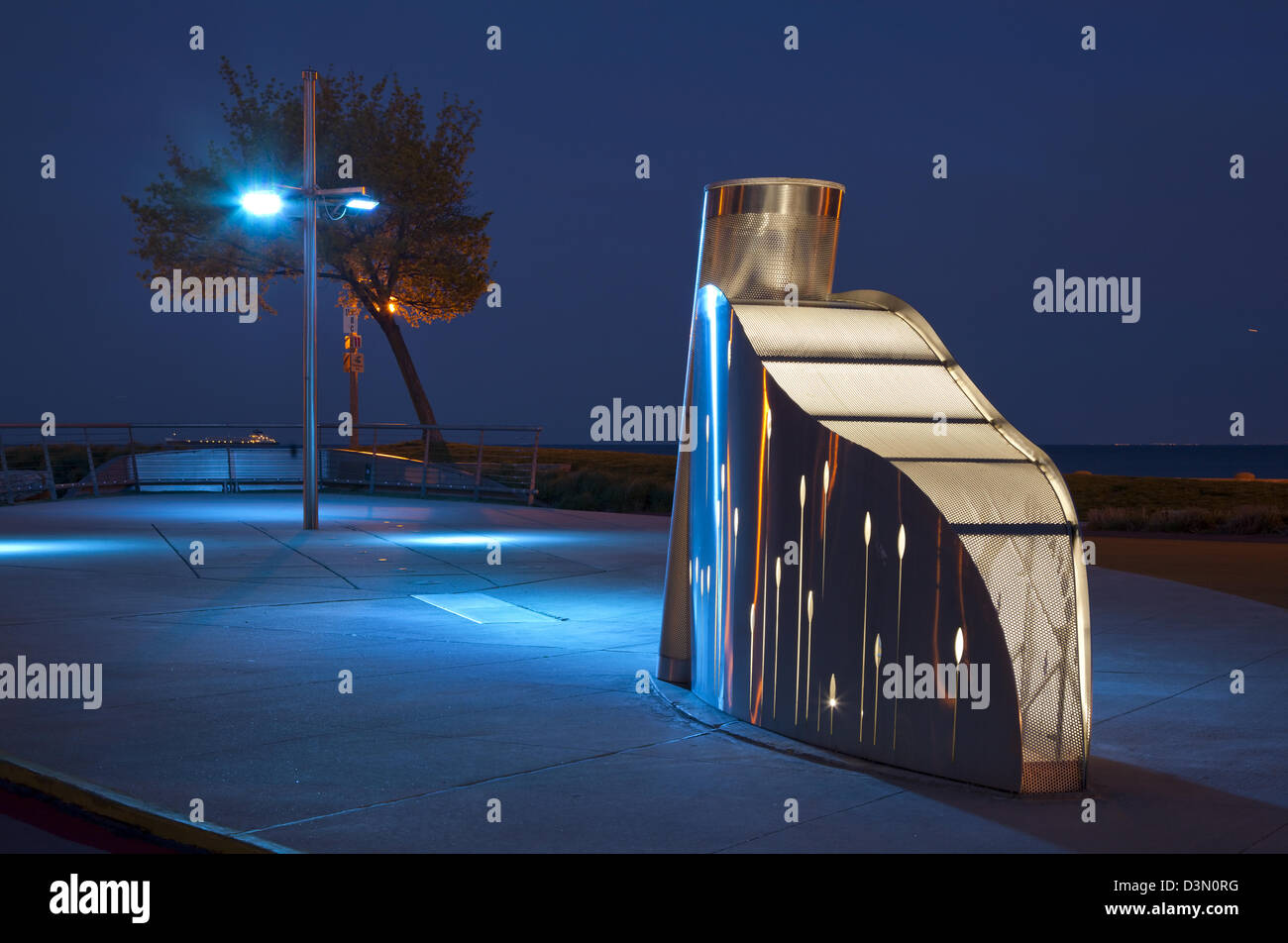 Dans un parc de sculptures par l'eau au crépuscule. Banque D'Images