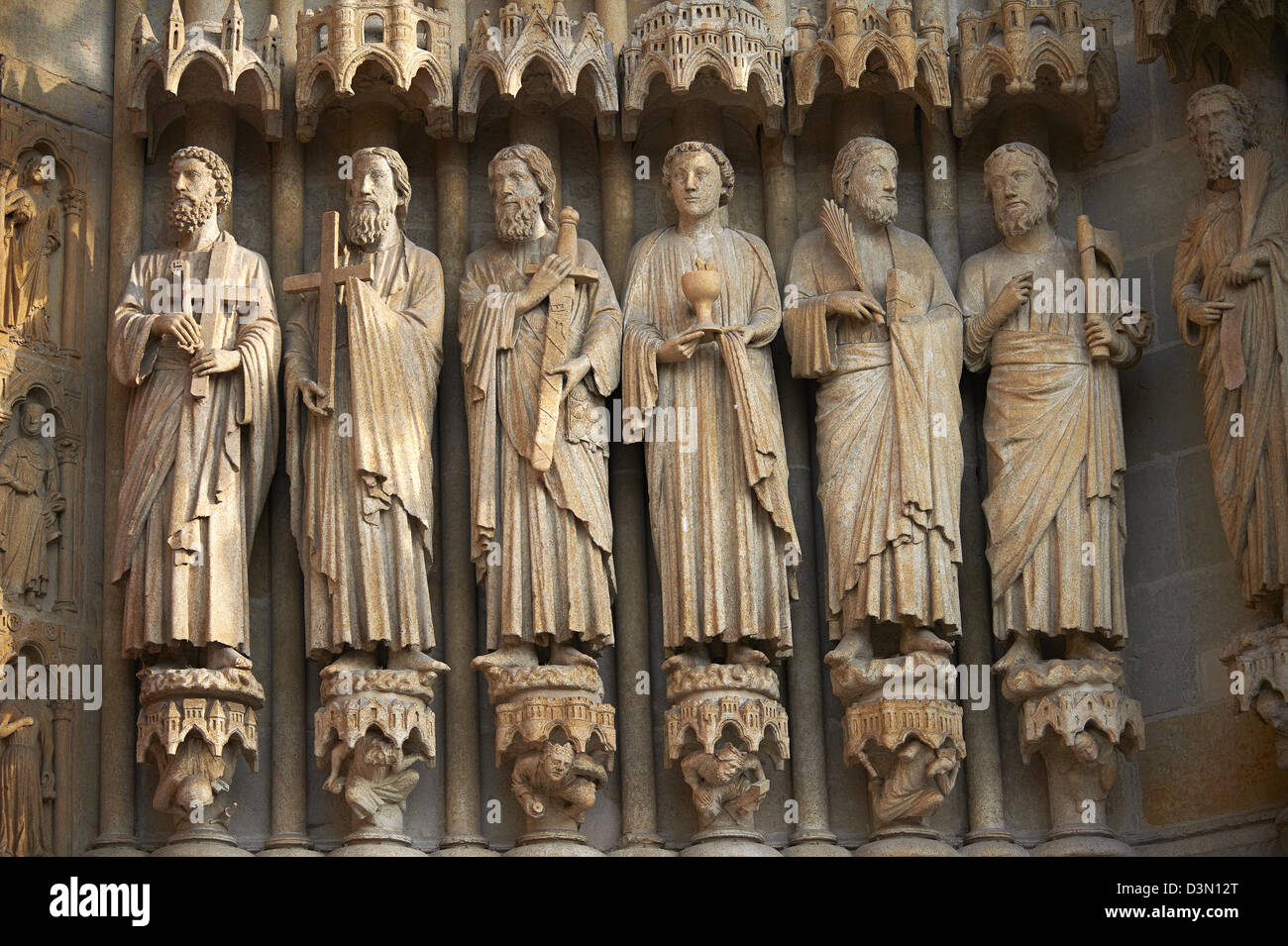 Statues gothiques d'un tableau des saints. Cathédrale gothique Notre-Dame, Amiens, France Banque D'Images
