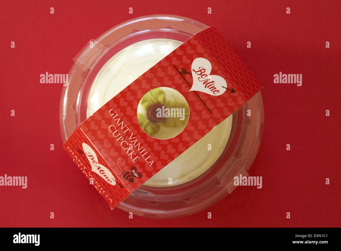 Be Mine Giant Cupcake à la vanille sur fond rouge - idéal pour la Saint-Valentin, jour de la Saint-Valentin Banque D'Images