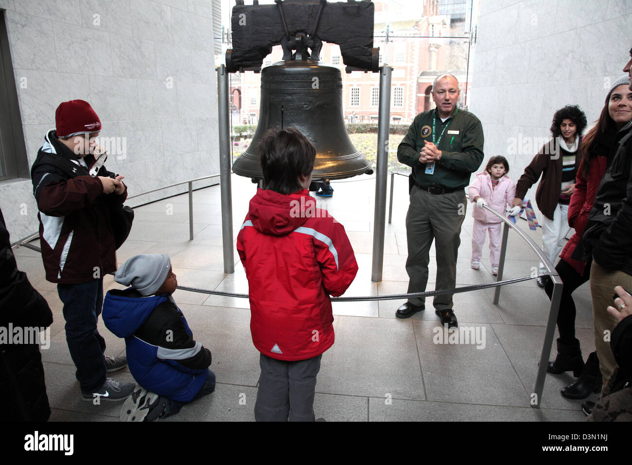 Un garde-parc National de discuter l'histoire de la cloche de la liberté avec les touristes, Philadelphia, PA, USA Banque D'Images