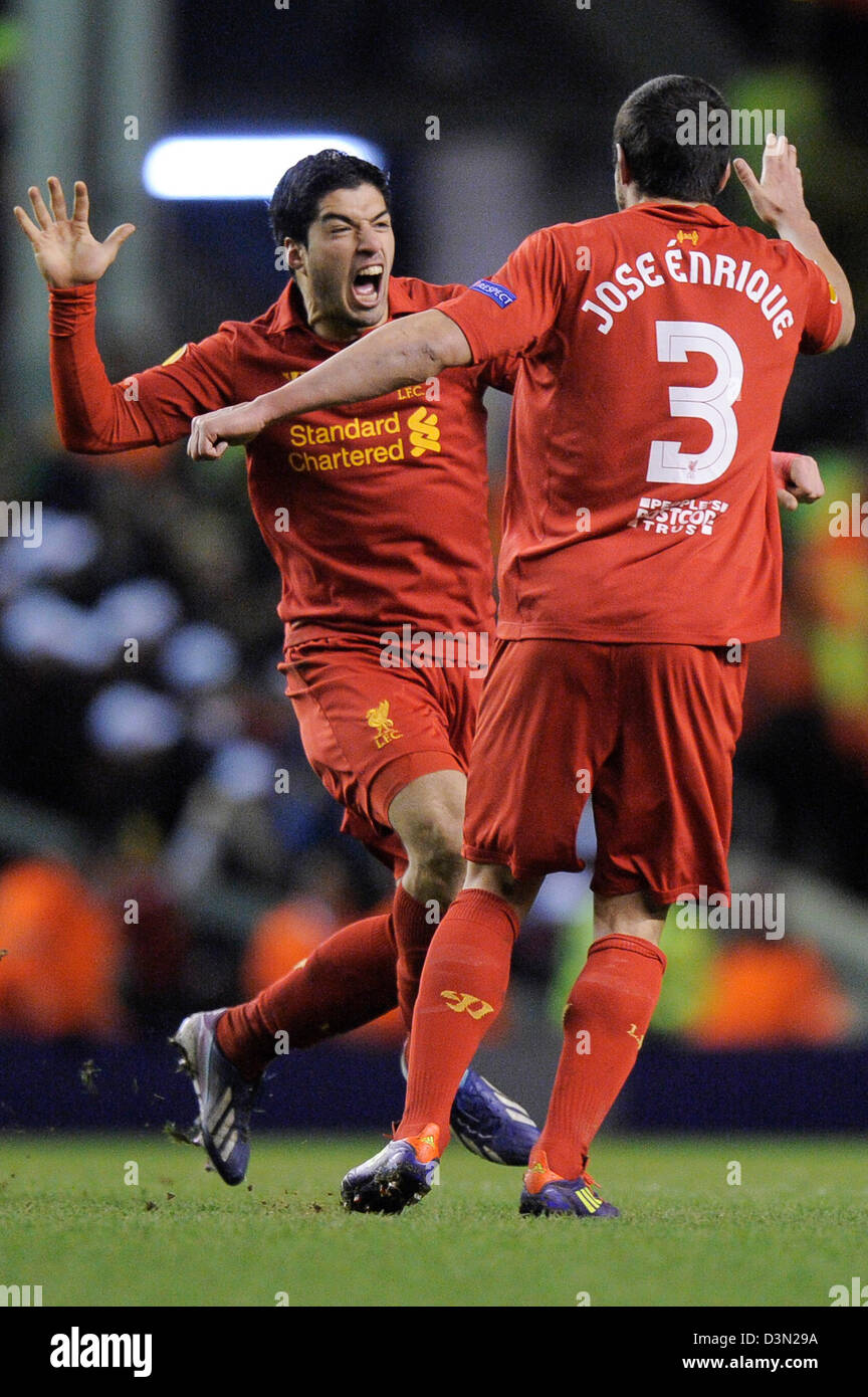 21.02.2013 Liverpool, en Angleterre. Luis Suarez de Liverpool et Jose Enrique de Liverpool célébrer après le troisième but de Liverpool au cours de la Ligue Europa match entre Liverpool et Zenit St Petersburg de Anfield. Liverpool a gagné 3-1 sur la nuit mais fut sortie de la concurrence sur les buts à l'extérieur. Banque D'Images