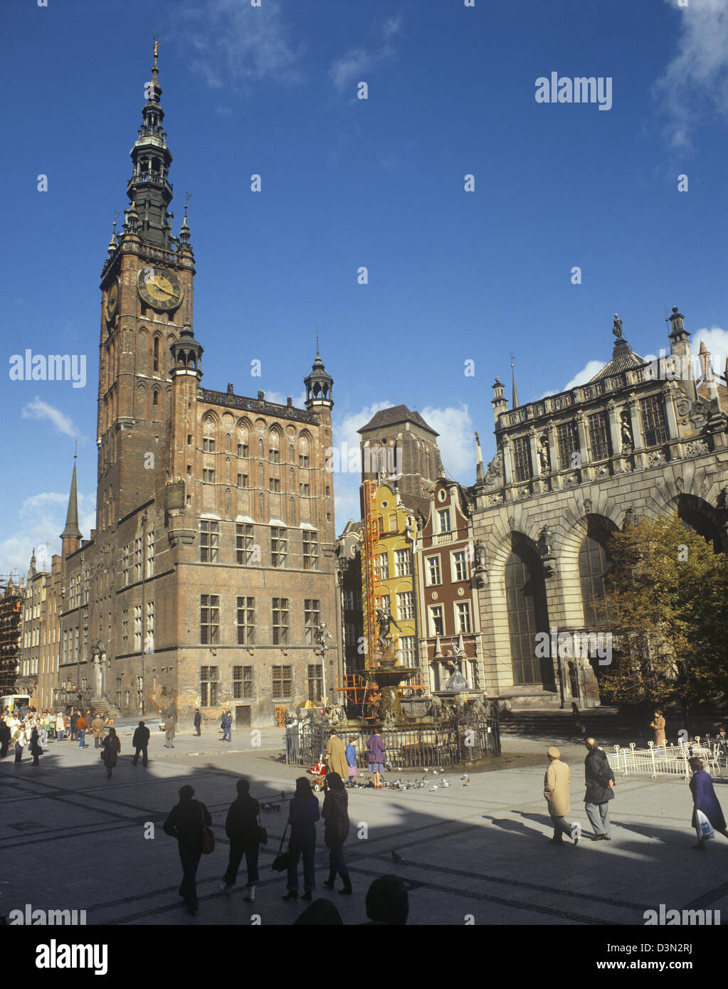 La Pologne, Gdansk, Gdansk, marché de long avec vue sur l'hôtel de ville spire, Fontaine de Neptune et la Cour d'Artus Banque D'Images
