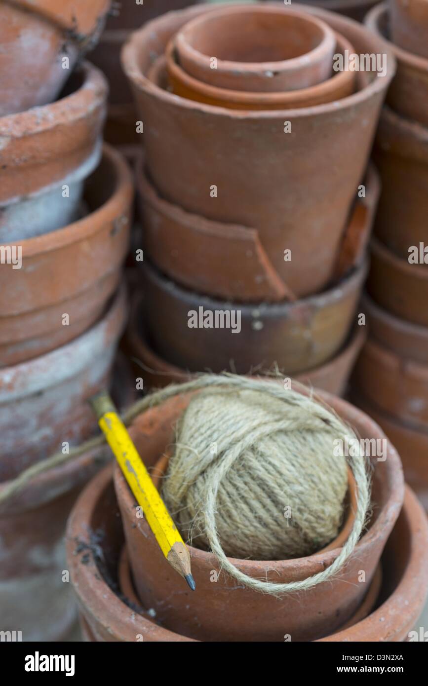 Jardin nature morte au vieux pots de terre cuite, de la ficelle de jardin et crayon Banque D'Images