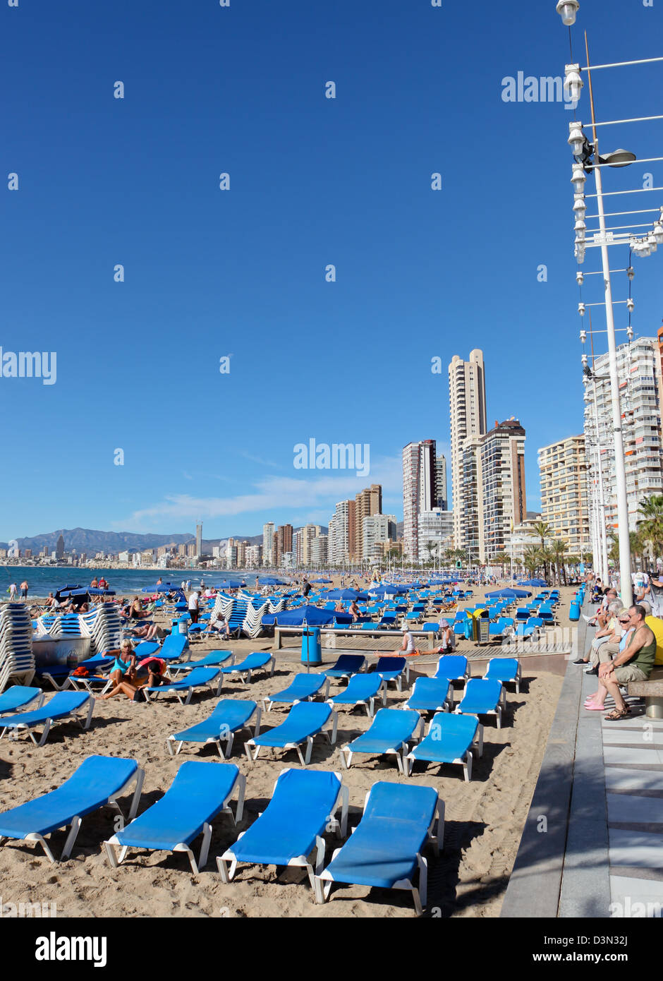 Benidorm alicante province costa blanca espagne, plage levante avec chaises longues vides et ciel bleu Banque D'Images