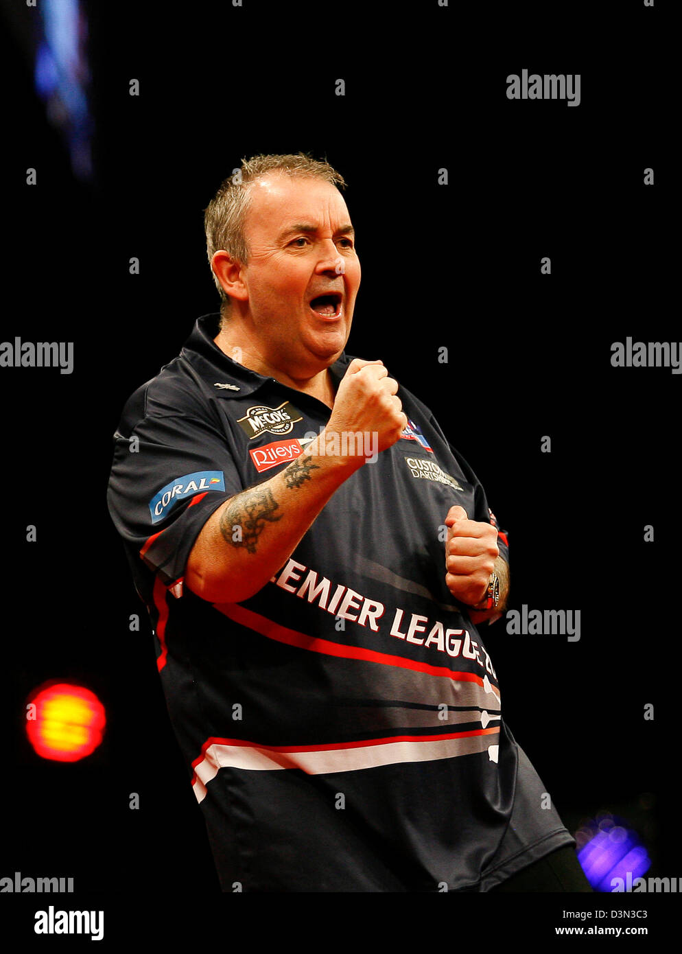 21.02.2013 Bournemouth, Angleterre. Phil Taylor en action pendant la ronde au cours de la Premier League trois fléchettes de la BIC. Banque D'Images