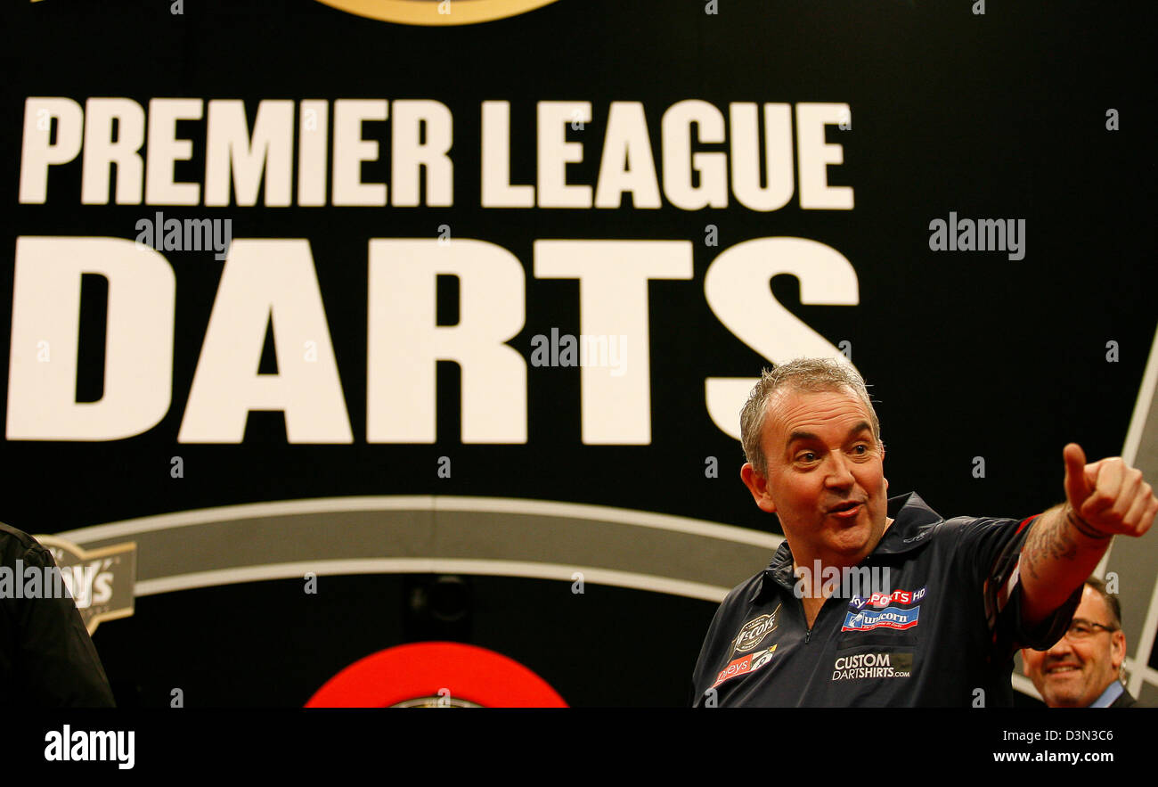 21.02.2013 Bournemouth, Angleterre. Phil Taylor en action pendant la ronde au cours de la Premier League trois fléchettes de la BIC. Banque D'Images