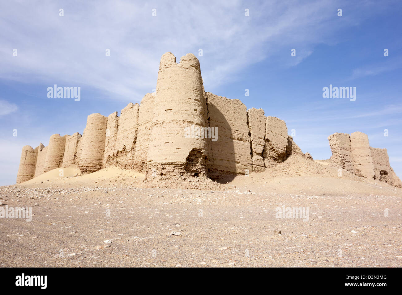 Al-Deir Roman fort dans le désert occidental Oasis de Kharga, Egypte. Brique de boue d'origine. Banque D'Images