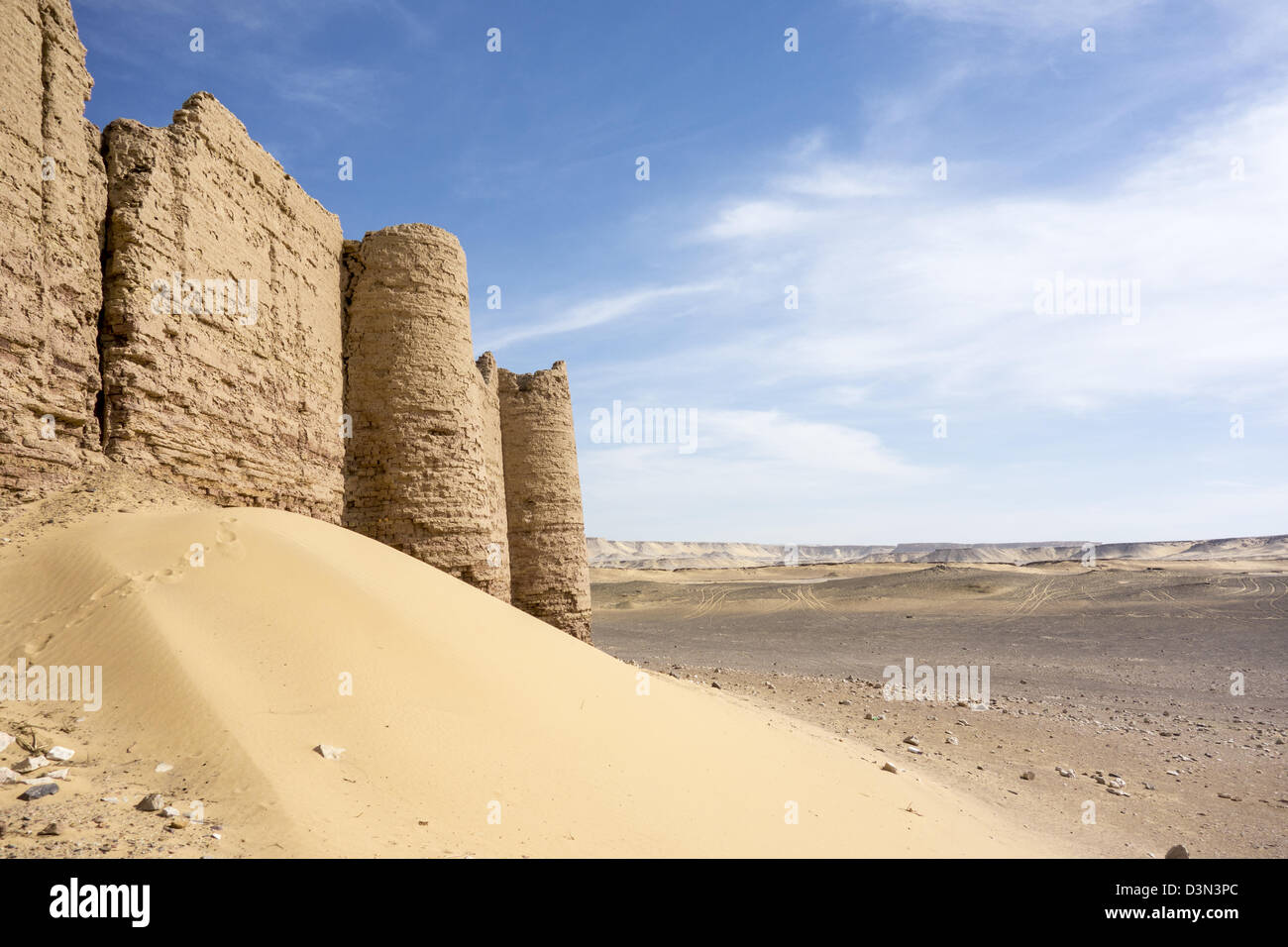 Al-Deir Roman fort dans le désert occidental Oasis de Kharga, Egypte. Brique de boue d'origine. Banque D'Images