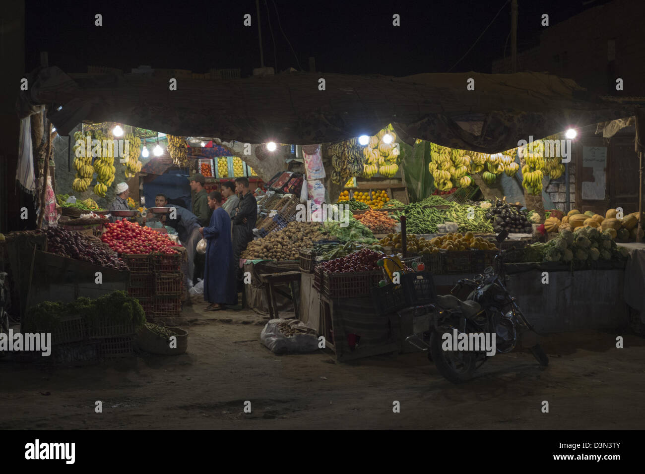 Produits locaux en vente dans l'oasis de Siwa, Egypte la nuit. Banque D'Images