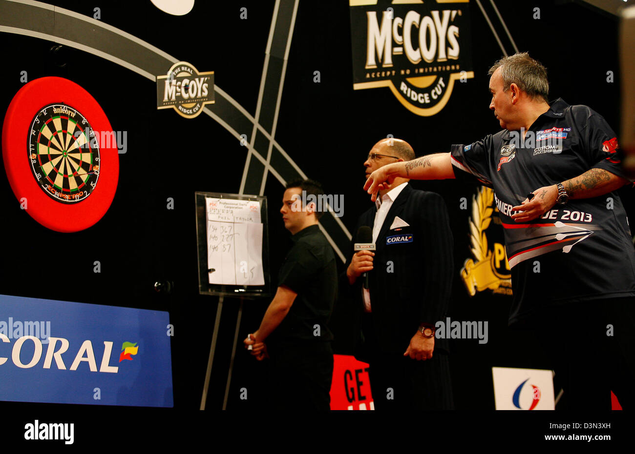 21.02.2013 Bournemouth, Angleterre. Phil Taylor en action pendant la ronde au cours de la Premier League trois fléchettes de la BIC. Banque D'Images