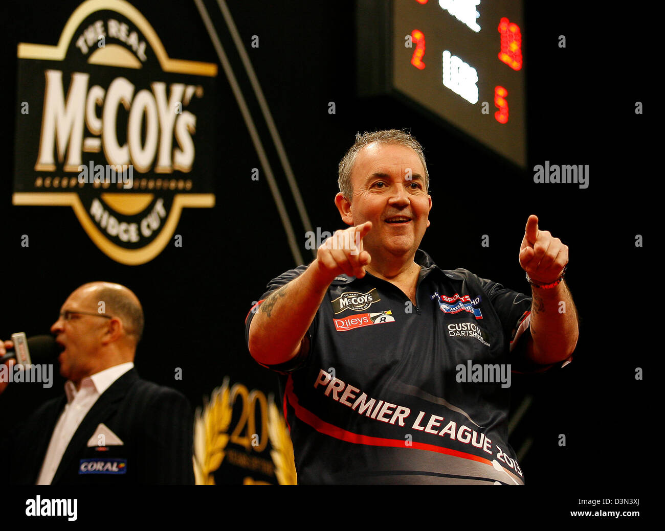 21.02.2013 Bournemouth, Angleterre. Phil Taylor en action pendant la ronde au cours de la Premier League trois fléchettes de la BIC. Banque D'Images