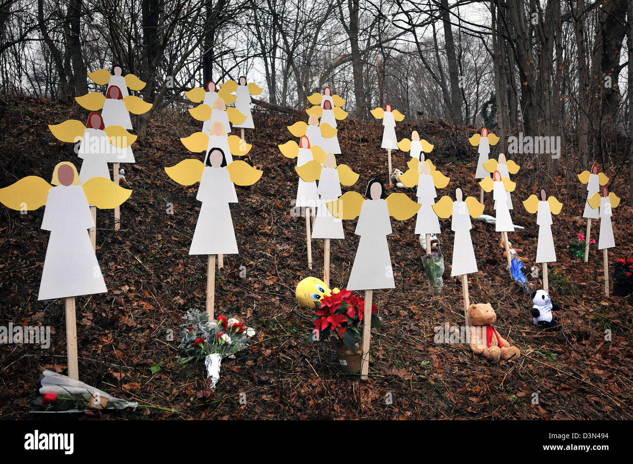 Newtown, CT USA--a afficher des anges en bois avec les noms des enfants tués près du centre de Sandy Hook. Banque D'Images