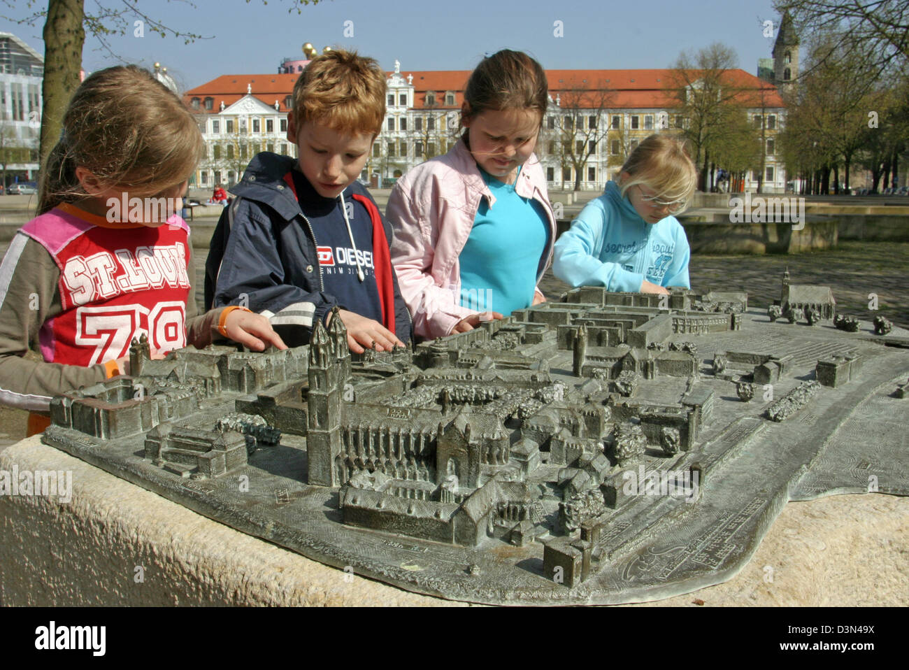 Magdeburg, Allemagne, les enfants regardent une maquette de la ville Banque D'Images