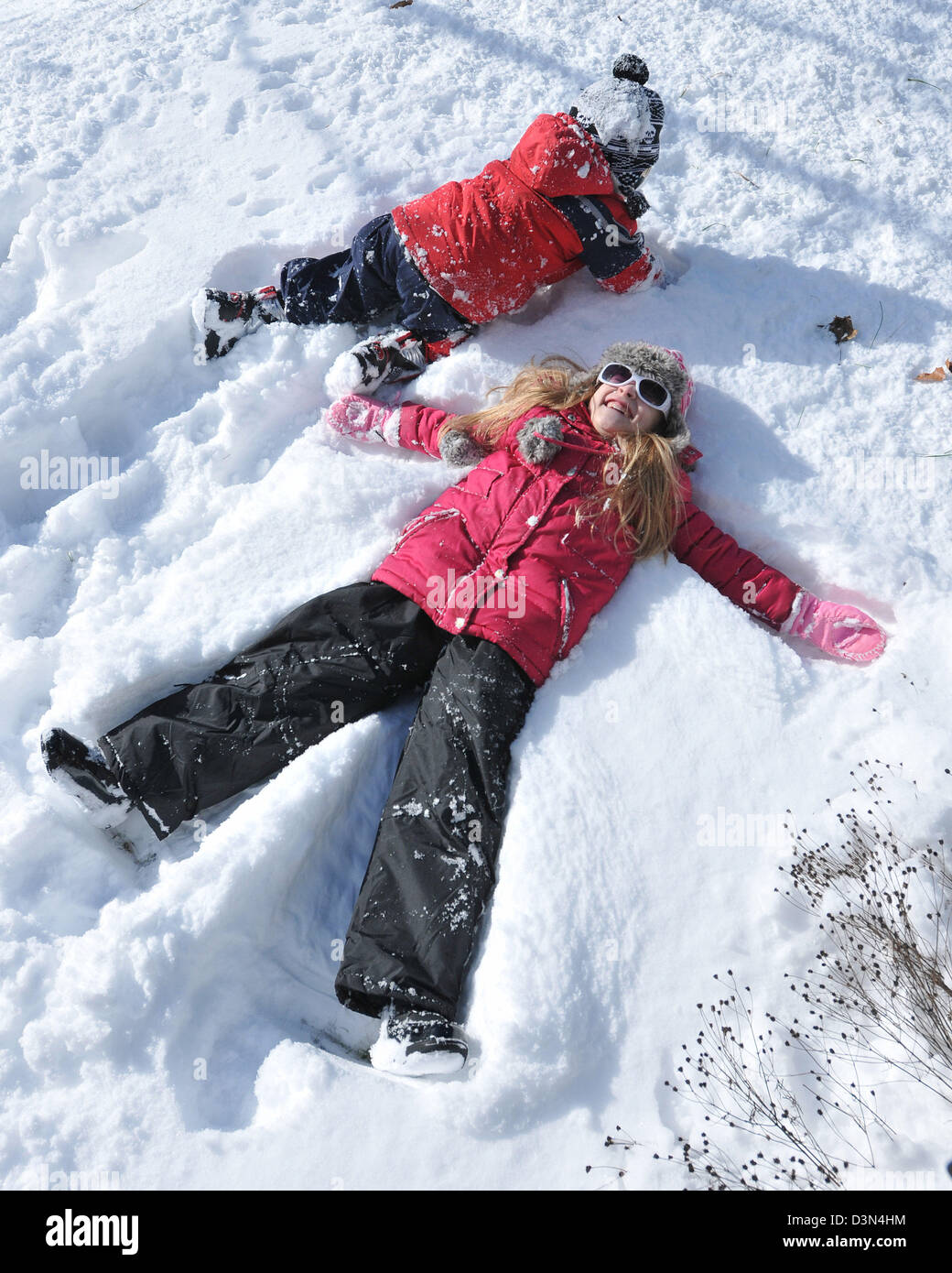 Sophia Perrone, 6, et son frère Cole, 3, faire des anges de neige dans leur cour le long de l'Avenue d'Edgewood dimanche matin comme ils aiment la neige fraîche. , Banque D'Images