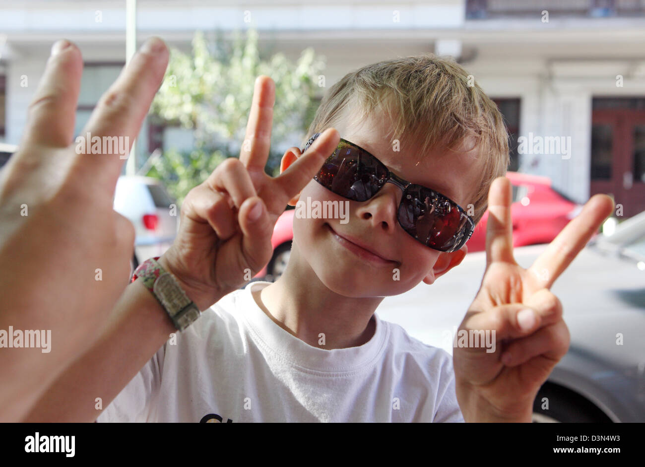 Berlin, Allemagne, avec des lunettes de soleil garçon portrait Banque D'Images