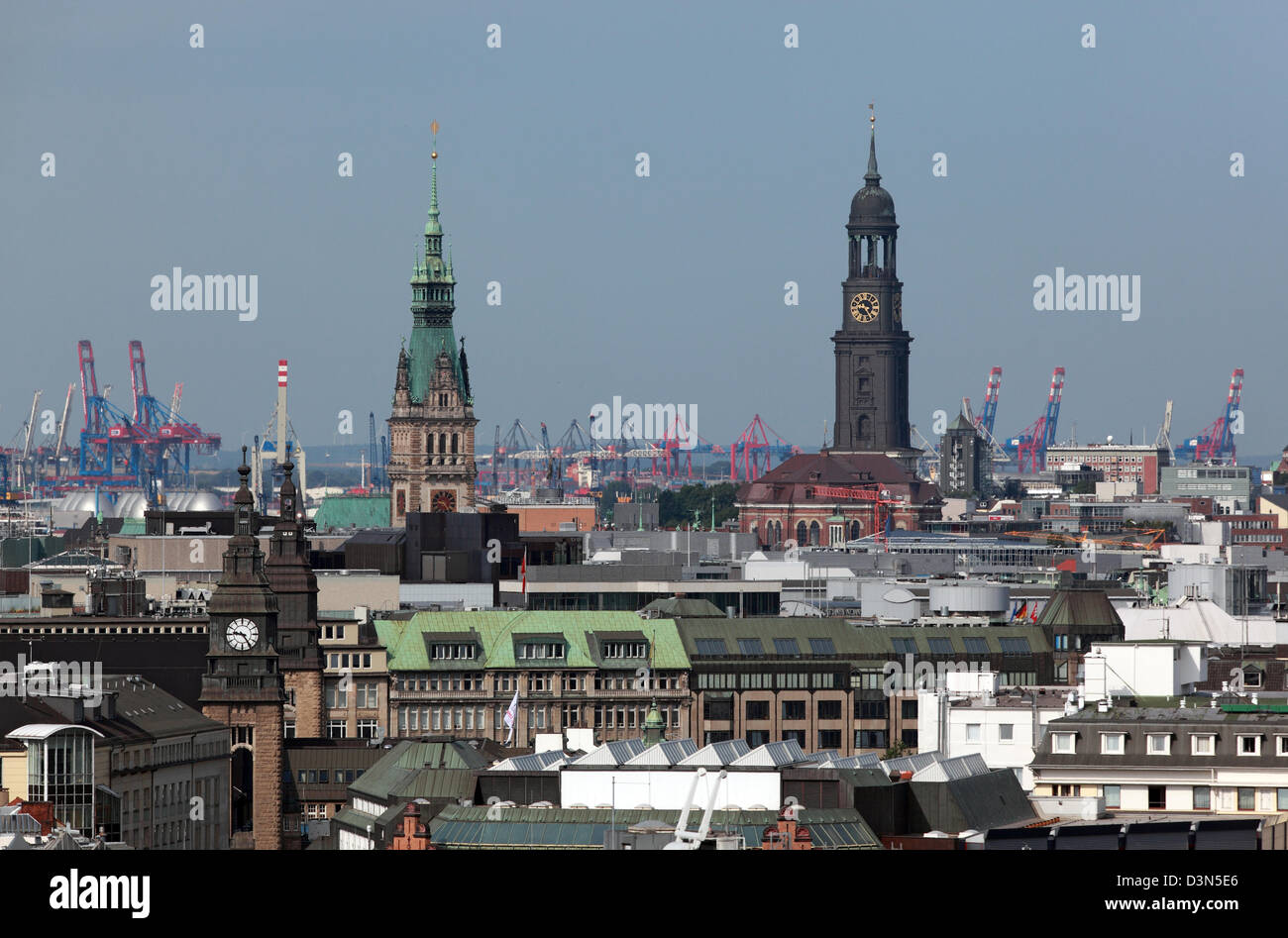 Hambourg, Allemagne, faits de la ville avec l'Hôtel de Ville, et l'église Saint-Michel Banque D'Images