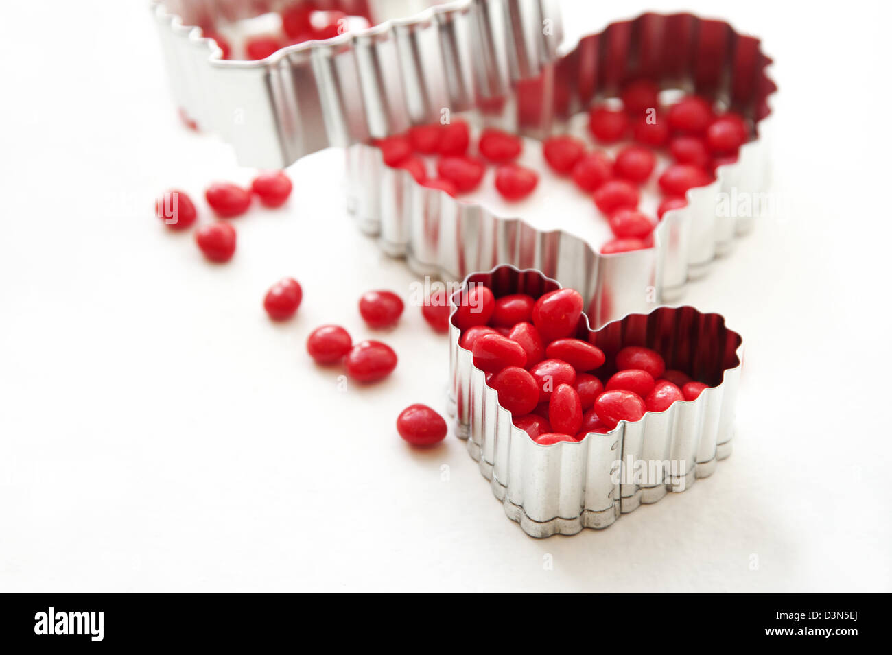 Bonbons coeurs Rouge cannelle et d'un emporte-pièce en forme de coeur Banque D'Images