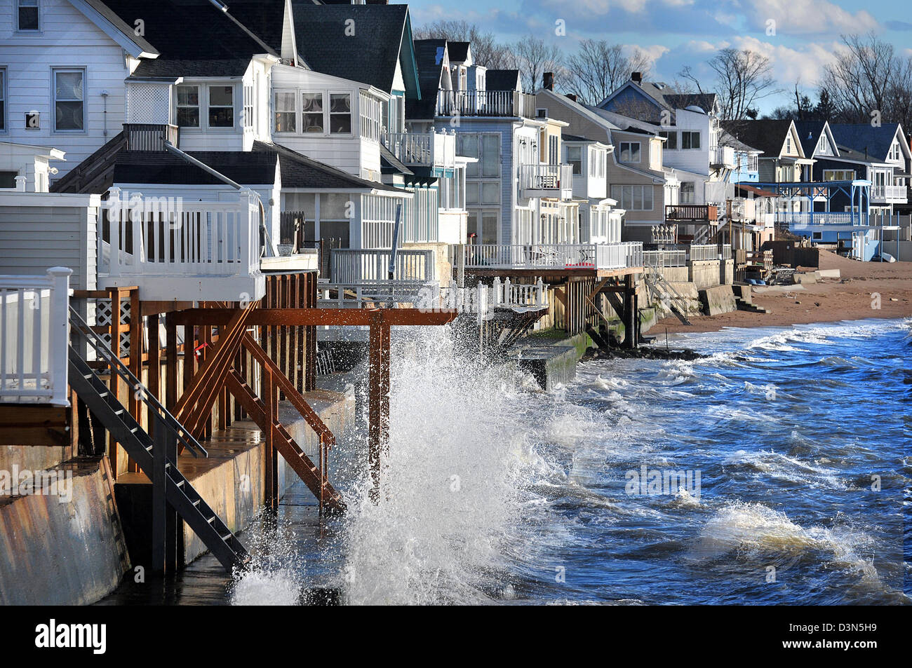 Les vagues déferlent sur les maisons à New Haven CT USA comme une tempête au large de la côte avec des vents violents ont causé des dommages. Banque D'Images