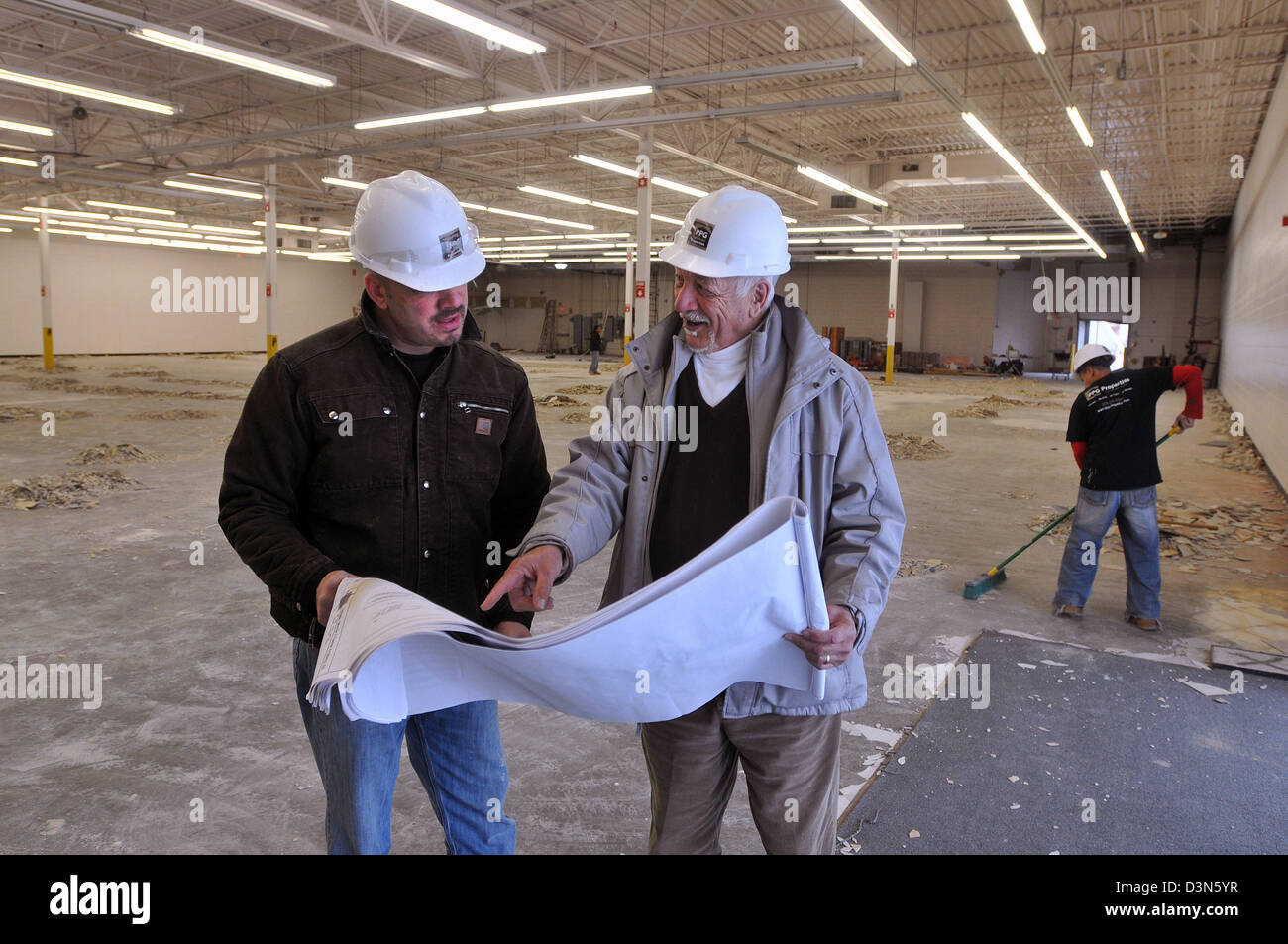 Orange, CT USA-- Bryan, à gauche, et son père, Frank Bowser regarder au-dessus des plans pour le Crunch Fitness club qu'ils sont en train de se développer. Banque D'Images