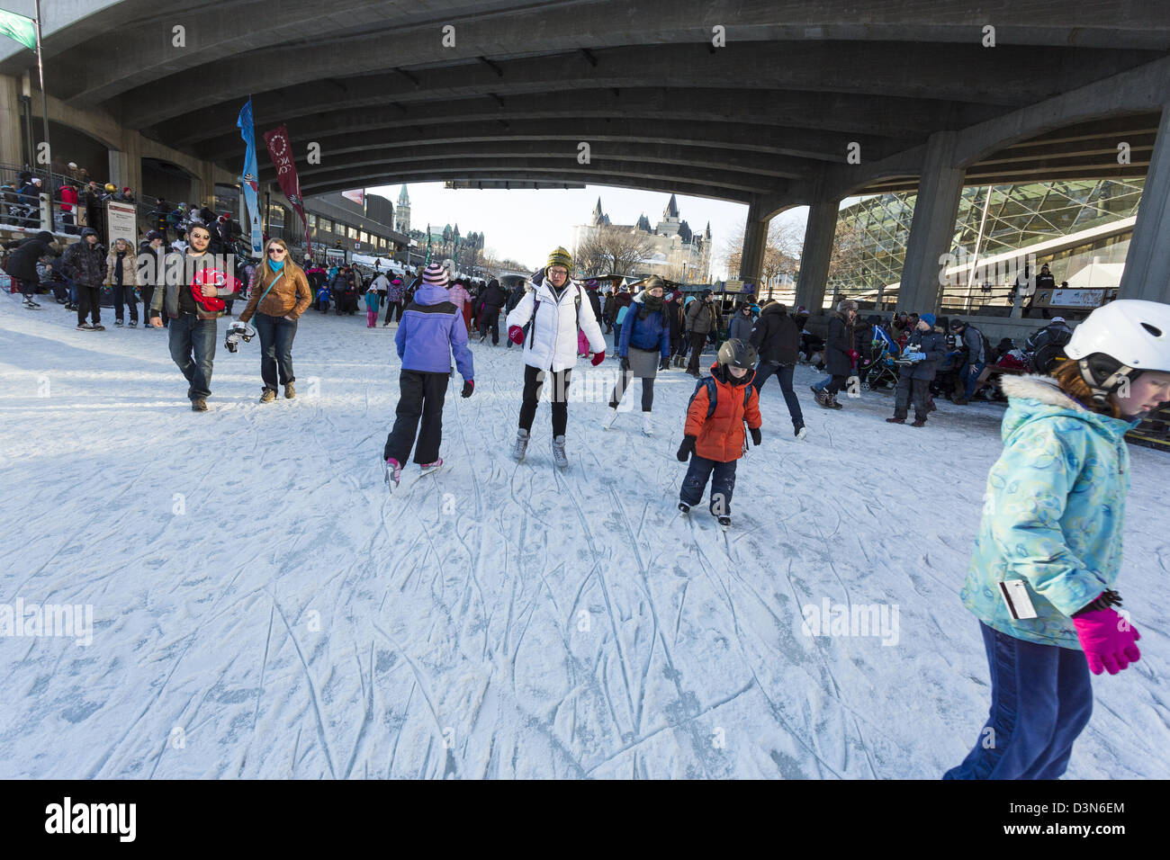 Relations sérieuses in havinfg les gens sur la plus grande patinoire au monde - du Canal Rideau - durant le bal Banque D'Images