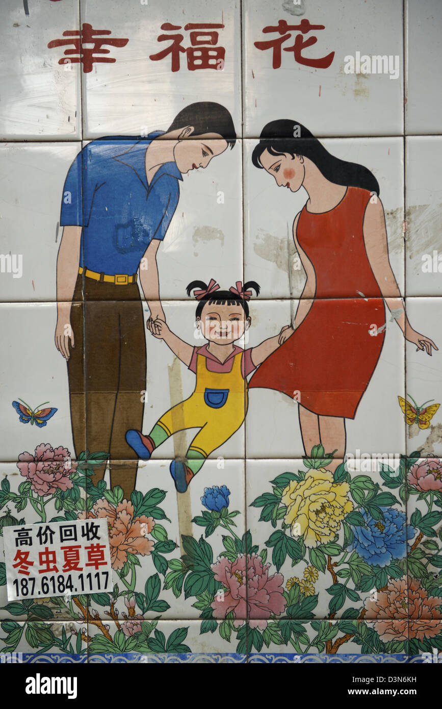 Politique de l'enfant poster à Nanchang, province de Jiangxi, Chine. 15-Feb-2013 Banque D'Images