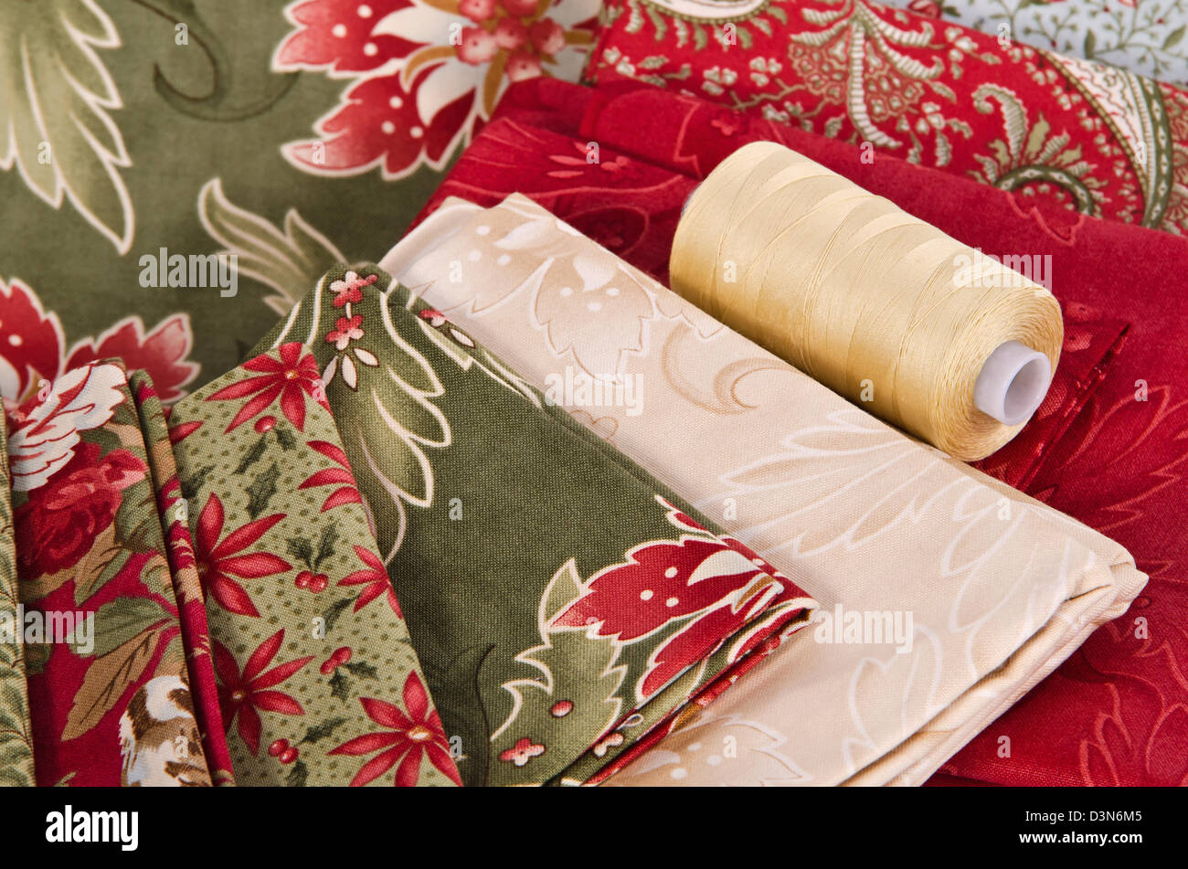 Tissus patchwork en différentes couleurs et motifs avec quilting thread Banque D'Images