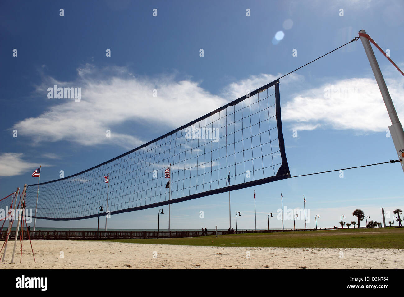Vue d'un court de volley-ball de plage le long de la rive. Banque D'Images