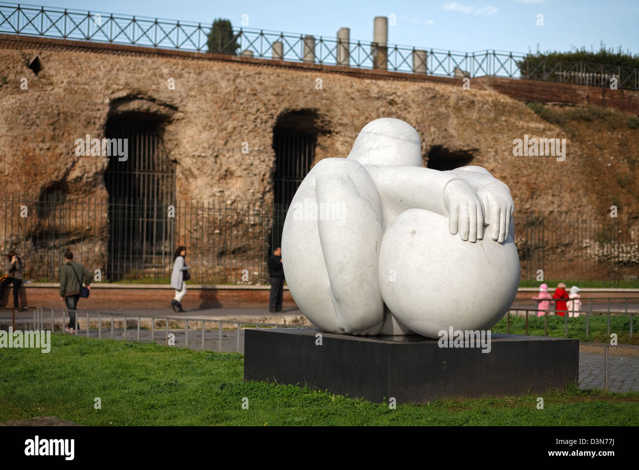 Rome, Italie, la sculpture de l'arraigo Jiménez Deredia sur la Piazza del Colosseo Banque D'Images