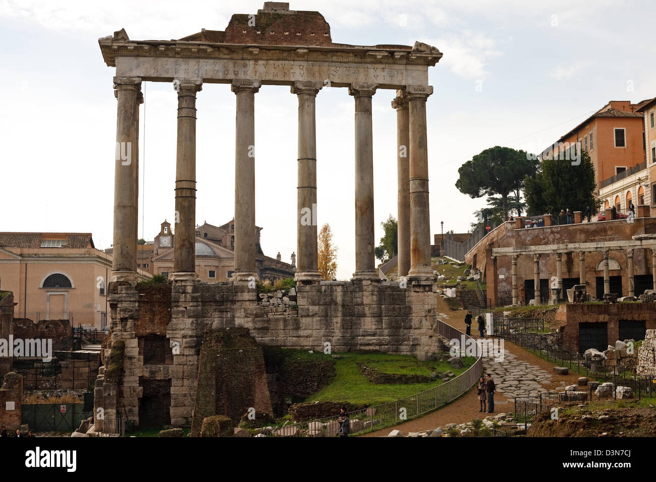 Rome, Italie, les piliers du temple de Saturne dans le Forum Romain Banque D'Images