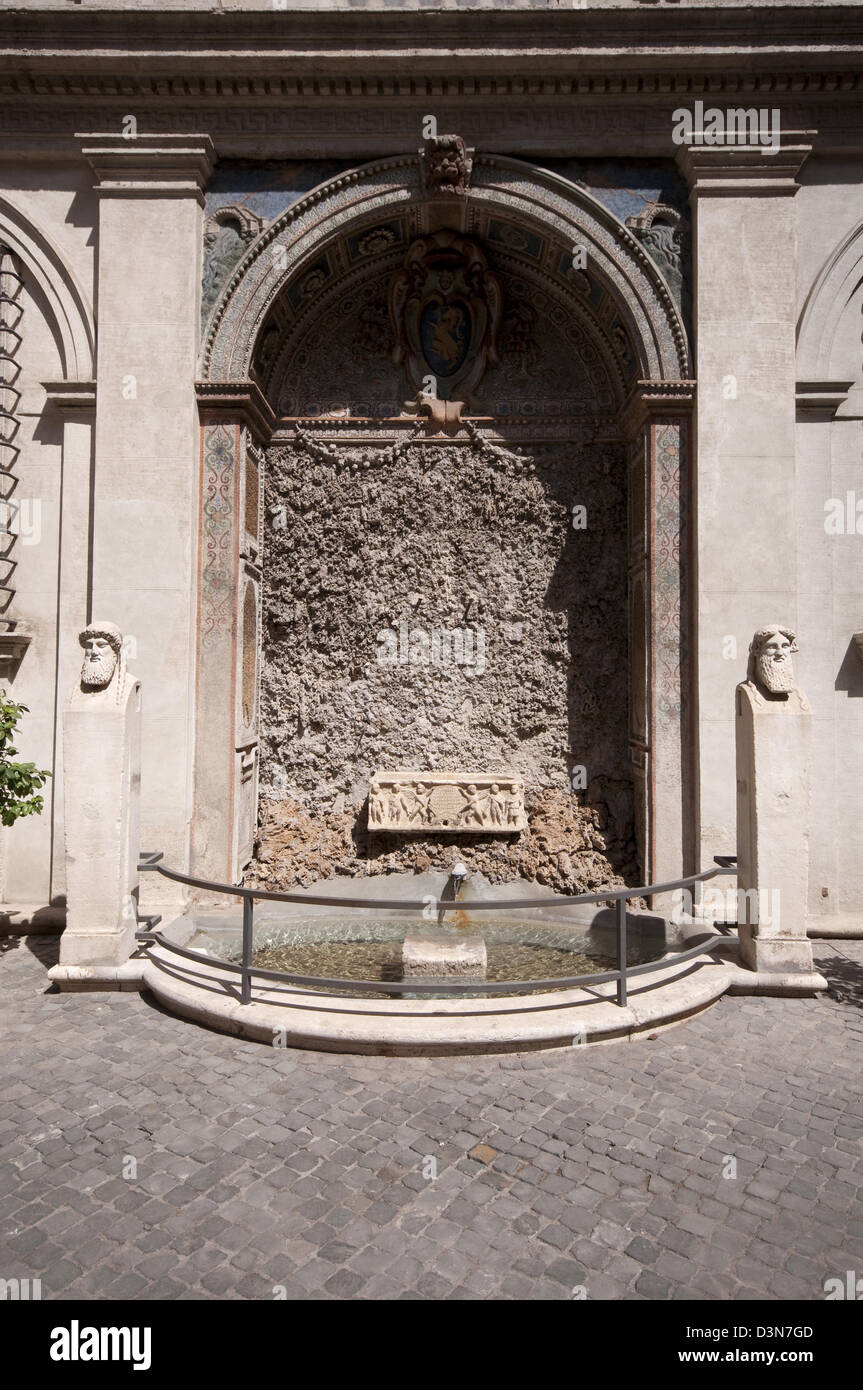 L'Italie, Lazio, Rome, Palais Altemps, siège de la National Musée romain, cour intérieure, Fontaine Banque D'Images