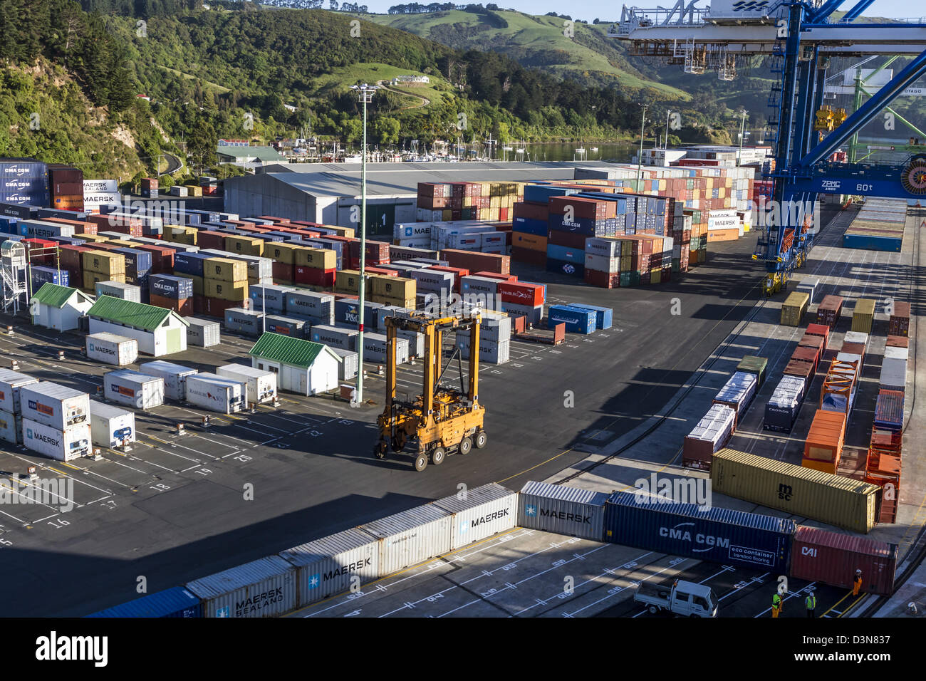 Conteneurs empilés à Port Chalmers, le port d'Otago, Dunedin Nouvelle Zélande Banque D'Images