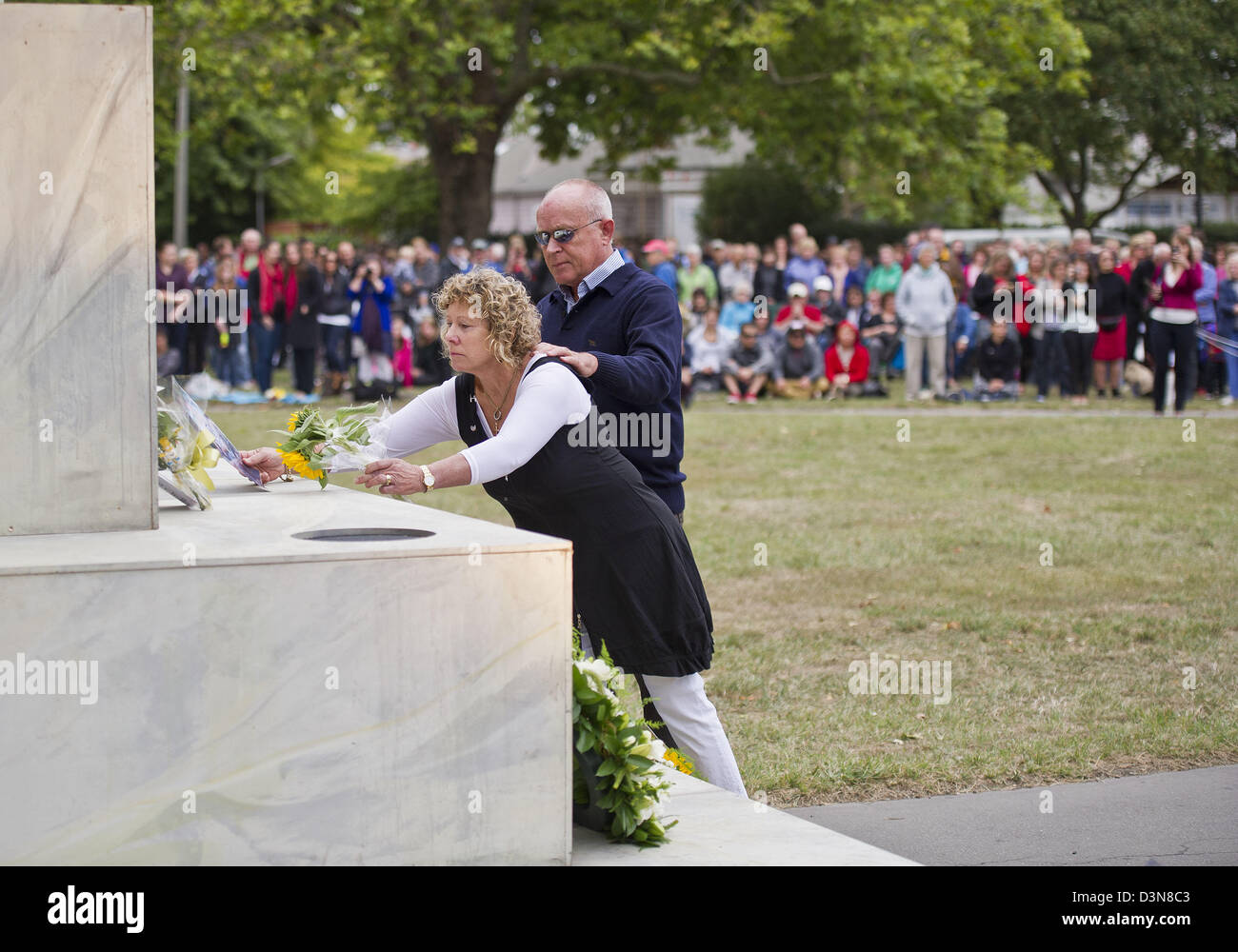 22 févr. 2013 - Christchurch, Nouvelle-Zélande - un service commémoratif pour marquer le deuxième anniversaire de la Feb.22, 2011 tremblement de terre qui a décimé Christchurch et laissé 185 morts a eu lieu dans la ville, place Latimer. Le service les prières, des hymnes, des pourparlers par le Premier Ministre John Key et Christchurch Le Maire Bob Parker, un hommage aux fleurs de la communauté et d'une minute de silence à 12 h 51, au moment où le séisme a frappé. Il y avait également d'autres événements commémoratifs dans toute la ville. (Crédit Image : © PJ Heller/ZUMAPRESS.com) Banque D'Images