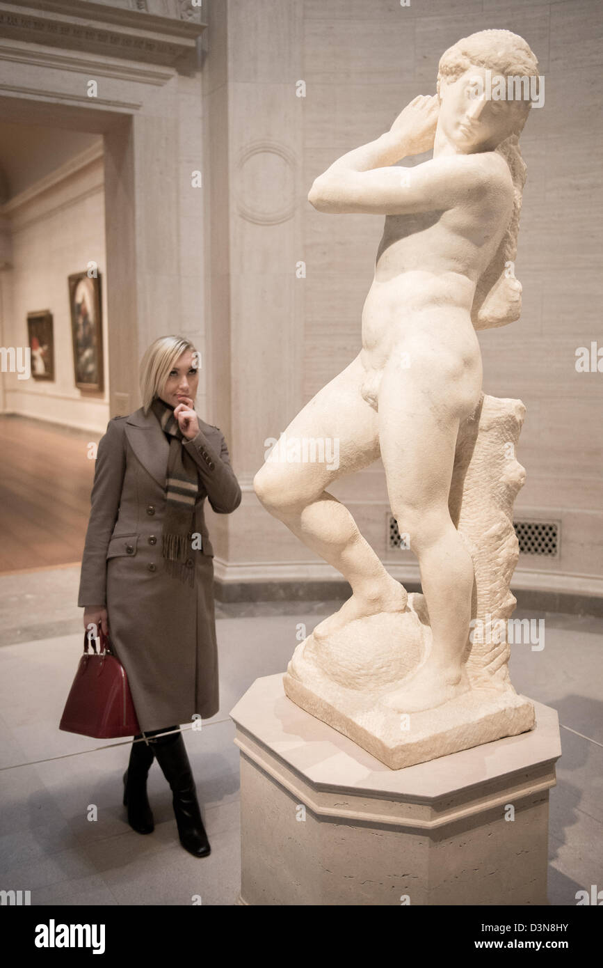 Woman looking at the David-Apollo par Michelangelo au National Gallery of Art Washington DC Banque D'Images
