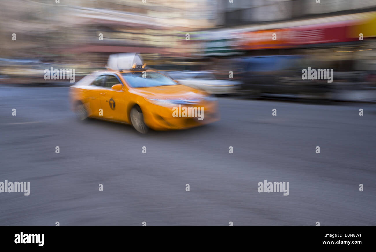 Un nouveau modèle hybride medallion taxi jaune à New York City (flou pour les mouvements) Banque D'Images