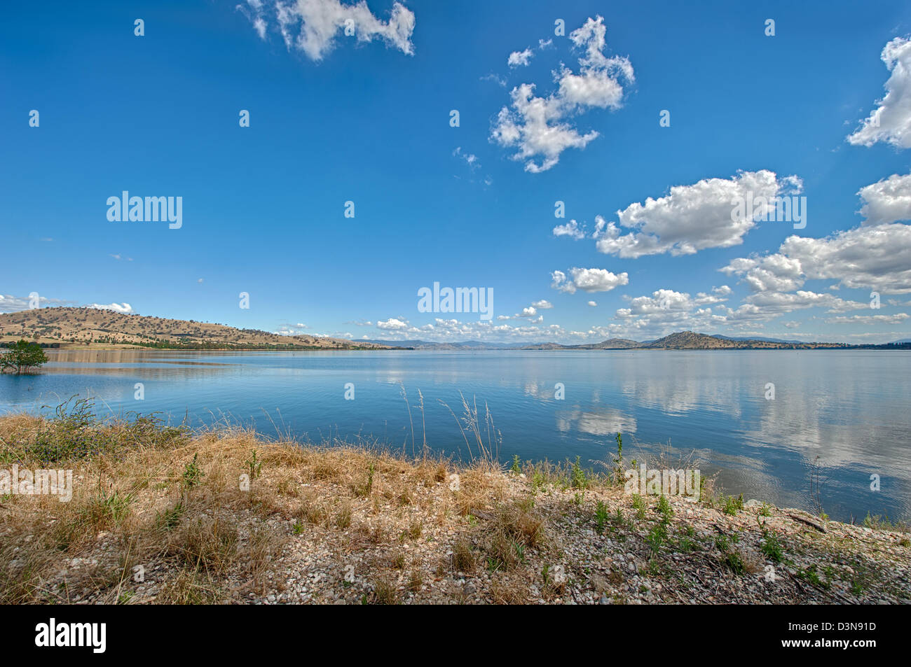 Une vue paisible et sereine du lac Hume en Australie reflétant le grand ciel bleu Banque D'Images