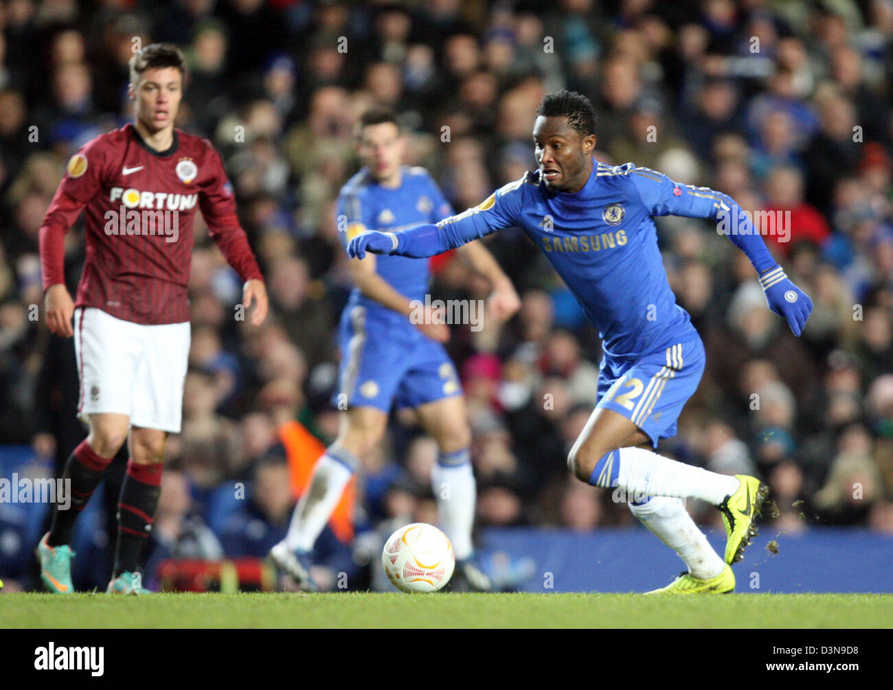 21.02.2013. Londres, Angleterre. John Obi Mikel de Chelsea au cours de l'UEFA Europa League, rond de jambe 32, 2e match entre Chelsea et le Sparta Prague à partir de stade de Stamford Bridge Banque D'Images