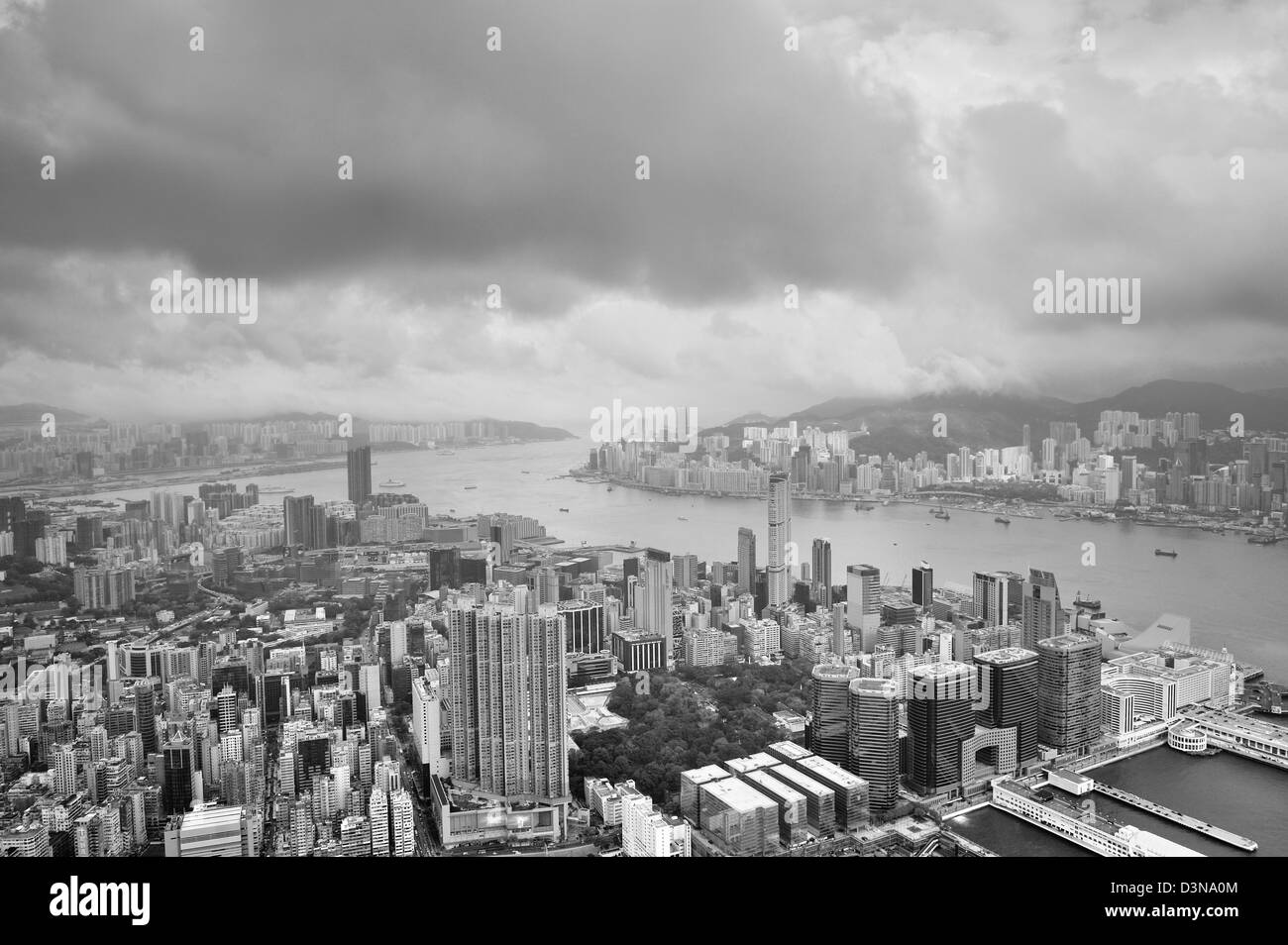 Vue aérienne du port de Victoria et les toits de Hong Kong avec les gratte-ciel en noir et blanc. Banque D'Images