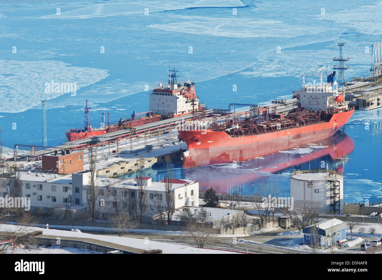 La borne d'un navire avec une cargaison de pétrole dans l'hiver dans la glace, le port de Nakhodka, Russie Banque D'Images