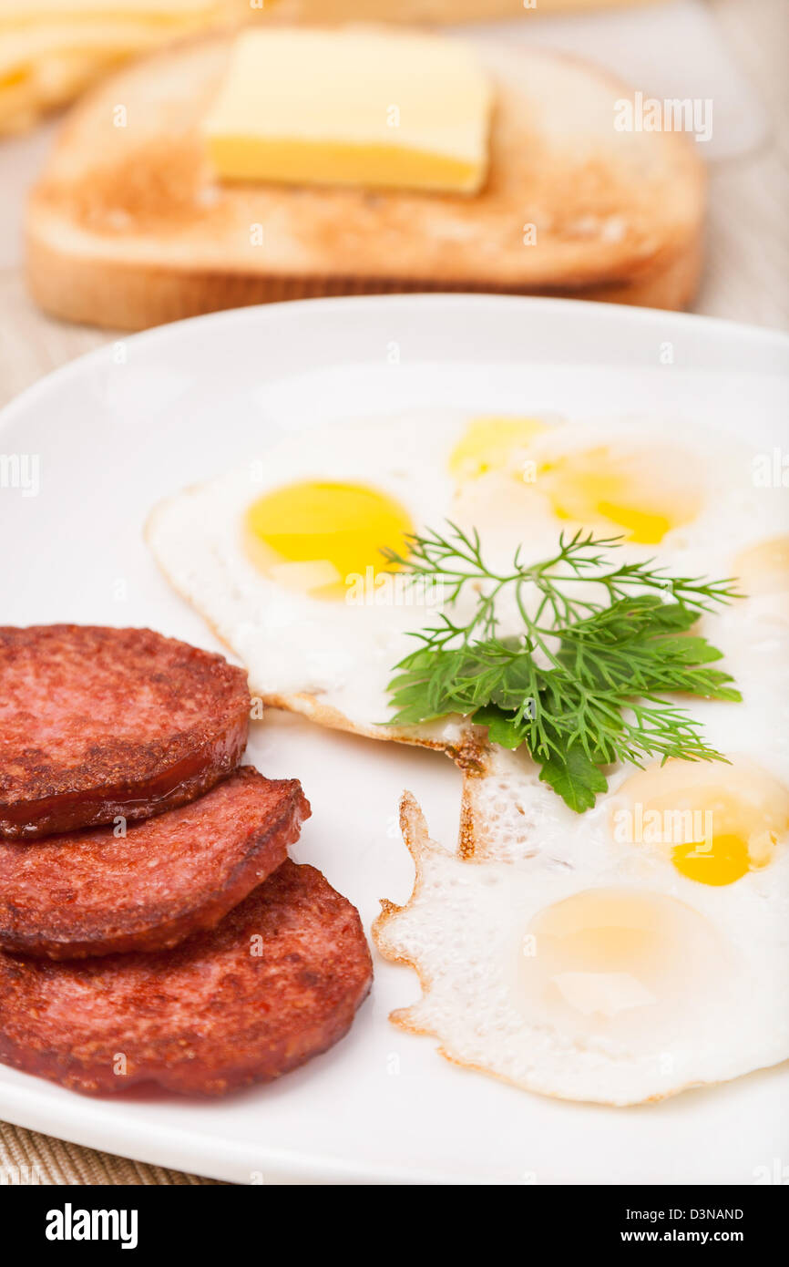 Petit-déjeuner avec les œufs, saucisses et toasts on white plate Banque D'Images