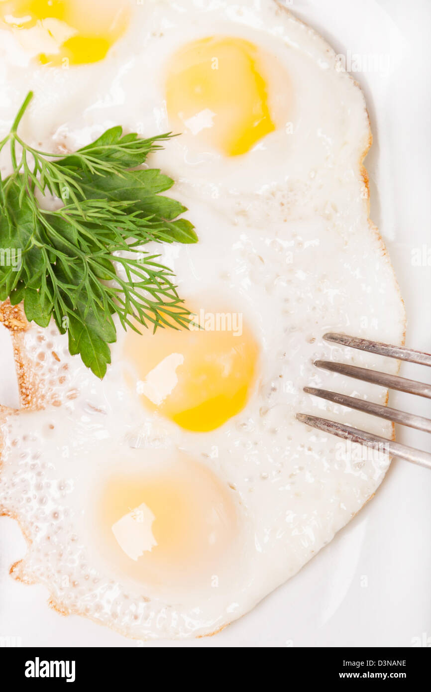 Le petit-déjeuner avec œufs frits on white plate Banque D'Images