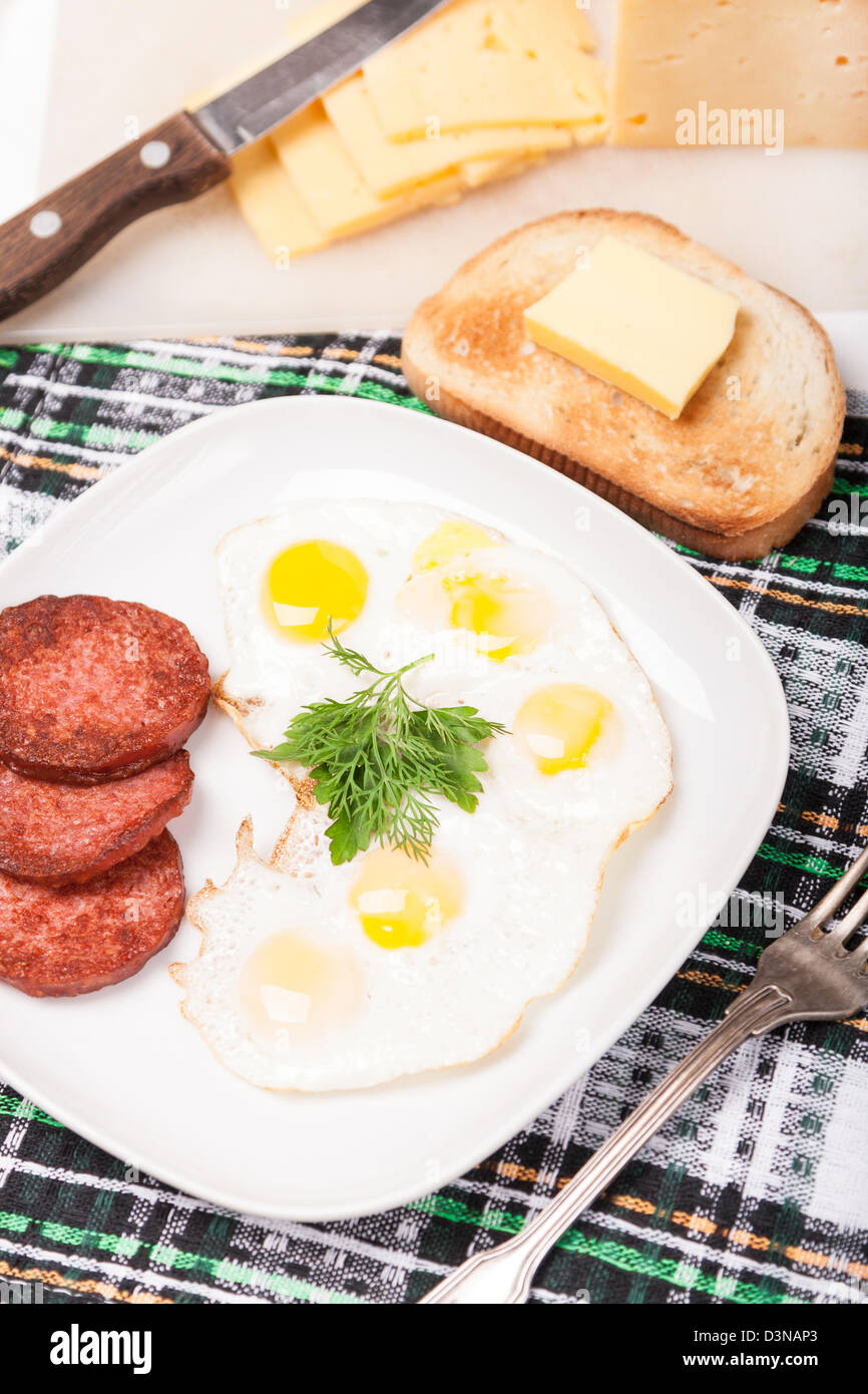 Petit-déjeuner avec les œufs, saucisses et toasts on white plate Banque D'Images