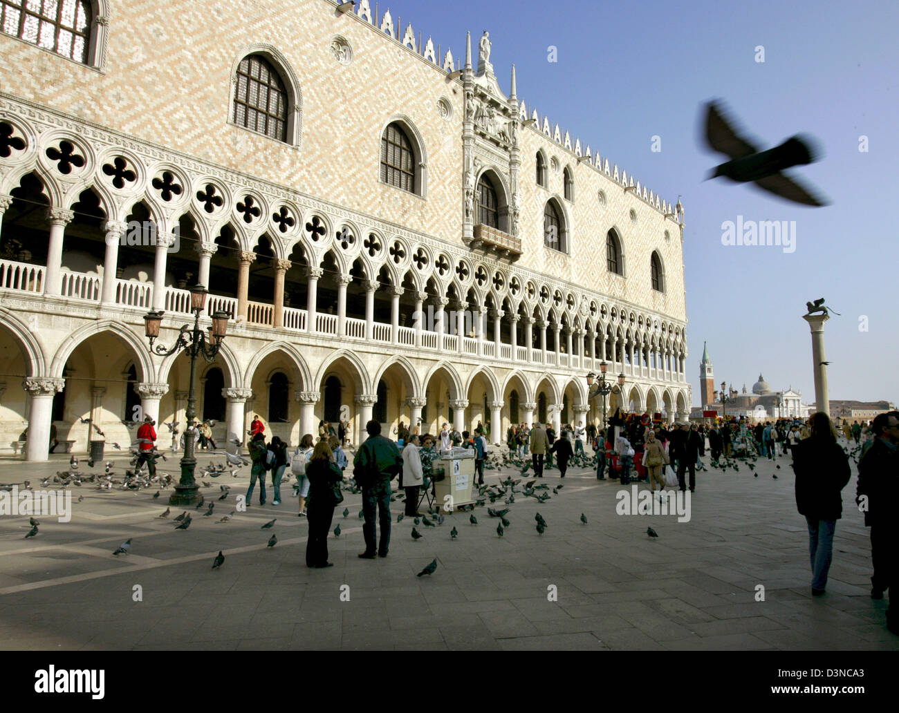 (Afp) - Les touristes et les pigeons foule la Piazza San Marco (Marcus Square) en face du palais des Doges à Venise, Italie, 17 mars 2006. Depuis 1987, la ville et la lagune sont inscrites au patrimoine mondial de l'UNESCO. Photo : Matthias Schrader Banque D'Images