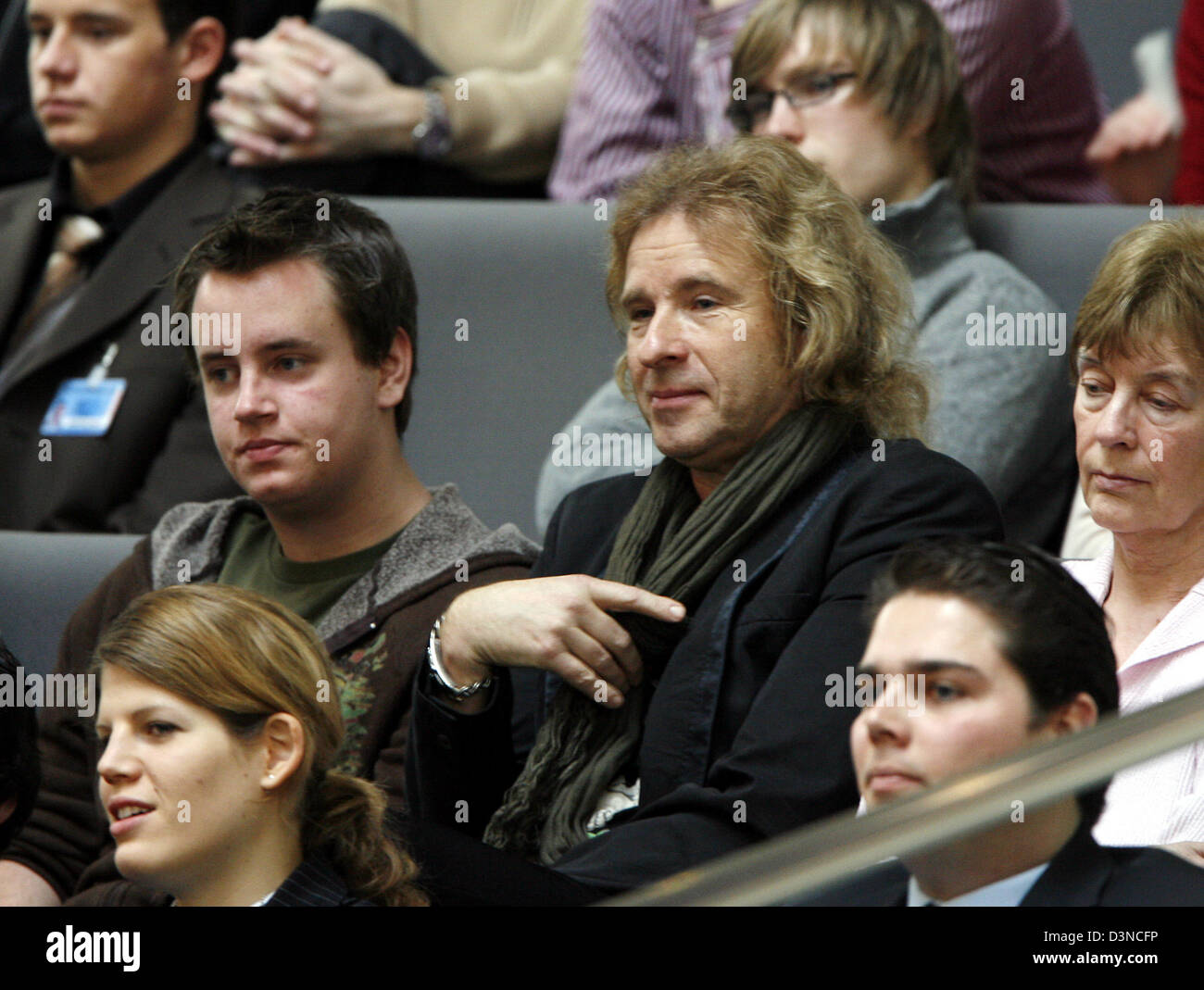 Présentateur de télévision allemand Thomas Gottschalk (C) se trouve dans la tribune des visiteurs lors d'un débat budgétaire du Bundestag allemand à Berlin, Allemagne, mercredi, 29 mars 2006. Photo : Bernd Settnik Banque D'Images