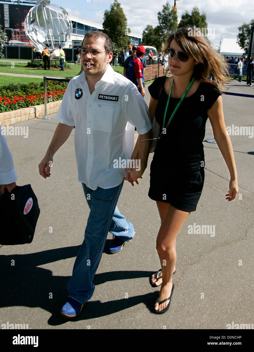 Les pilote de Formule 1 Jacques Villeneuve de l'équipe BMW et son amie Johanna arrivent à l'Albert Park Circuit street à Melbourne, Australie, le jeudi, 30 mars 2006. L'Australian Grand Prix de Formule 1 a lieu ici le dimanche 02 avril. Photo : Rainer Jensen Banque D'Images