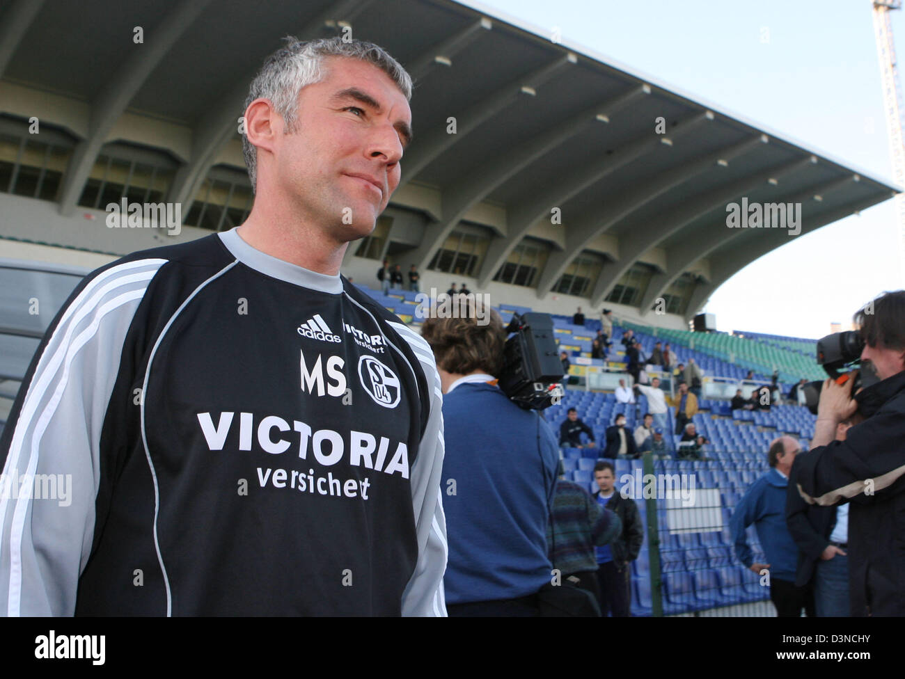 Le FC Schalke 04 entraîneur Mirko Slomka (L) arrive au stade Levski à Sofia, en Bulgarie, mercredi, 29 mars 2006. Schalke joue contre Levski Sofia en Coupe UEFA quart de finale match aller le jeudi 30 mars. Photo : Achim Scheidemann Banque D'Images