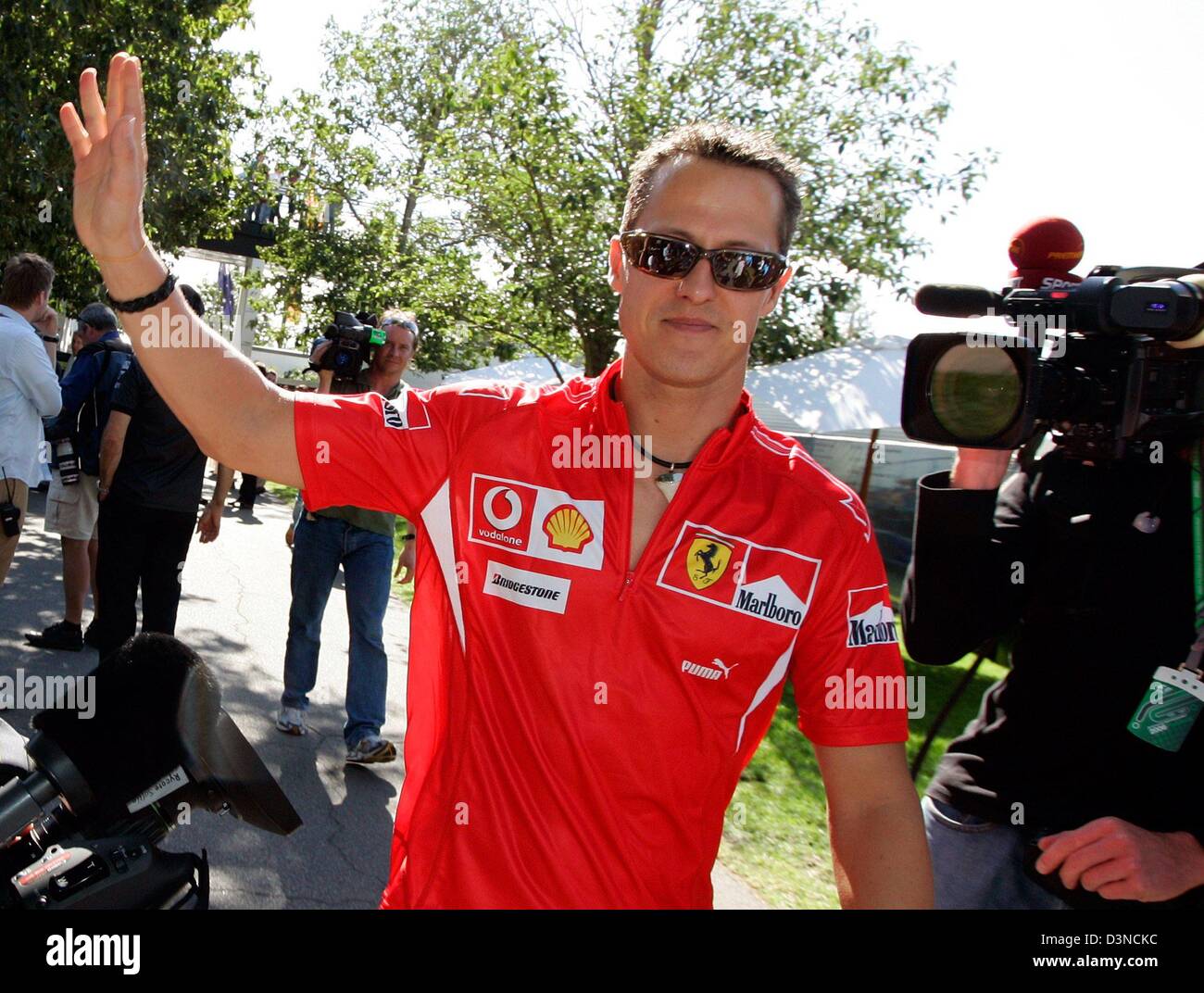 Ferrari driver michael schumacher waves Banque de photographies et d'images  à haute résolution - Alamy