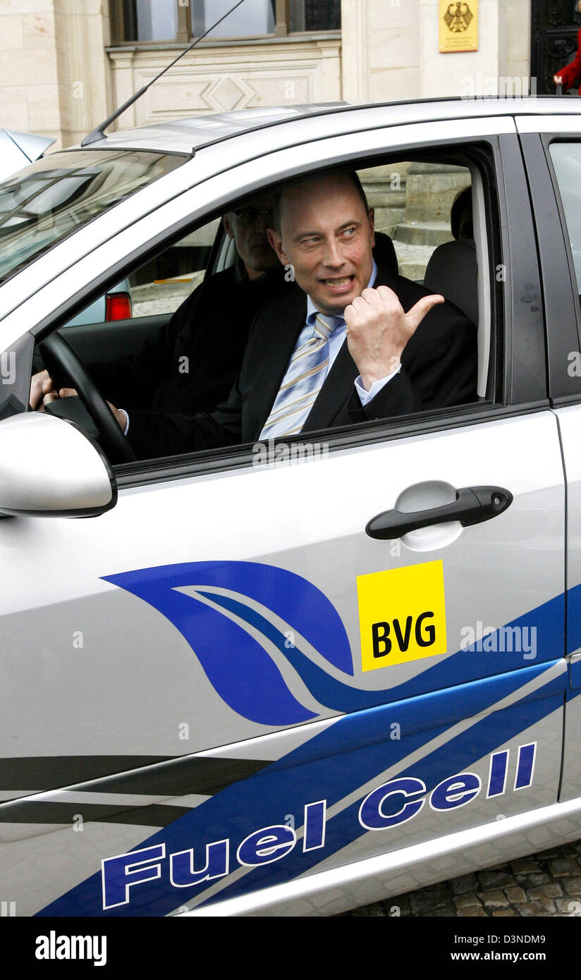 Le ministre allemand des transports Tiefensee Worlfgang pilotes une voiture fonctionnant à l'hydrogène à Berlin, Allemagne, mardi, 11 avril 2006. Les voitures ont été introduits à l'ordre public à l'occasion de l'action de mobilité La mobilité comme un facteur de localisation". Photo : Bernd Settnik Banque D'Images