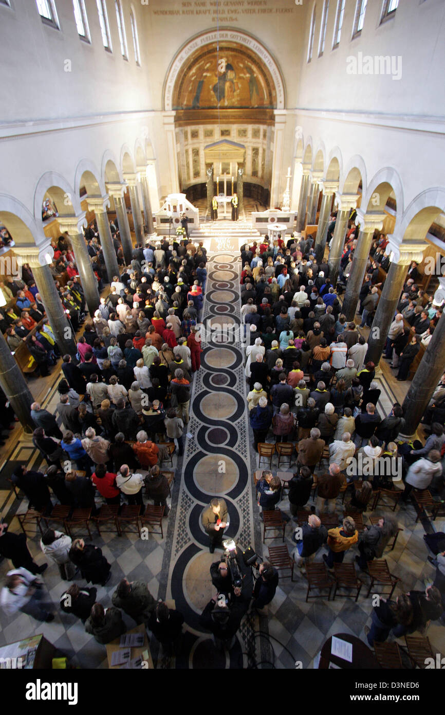 Environ 300 personnes ont participé à un service religieux dédié à la victime d'une tentative de meurtre raciste à la Friedenskirche (lit. Église de la paix) à Potsdam, Allemagne, le mercredi 19 avril 2006. De nombreuses bougies étaient allumées et placées en rangées sur le sol comme un signe de compassion et de solidarité avec la famille de l'Allemand de 37 ans d'origine éthiopienne. Photo : Jan Woitas Banque D'Images